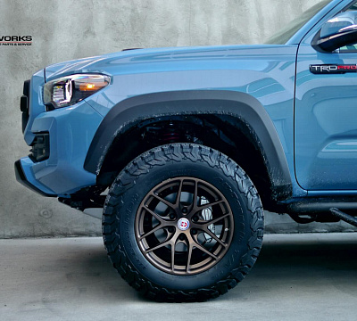 Фото дисков HRE P161 на Toyota Tacoma III