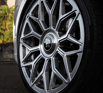 Фото дисков Strasse Wheels SV20M Deep Concave Duoblock RR на Rolls-Royce Cullinan