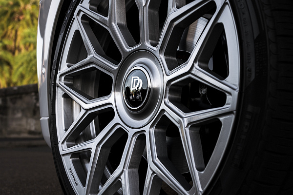 Фото дисков Strasse Wheels SV20M Deep Concave Duoblock RR Сатиновый тонированный лак на Rolls-Royce Cullinan