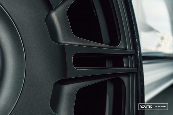 Фото дисков NOVITEC SP2 Сатиновый темный лак на Rolls-Royce Cullinan