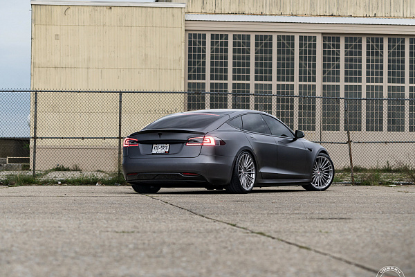 Фото дисков Vossen S17-04 Глянцевый тонированный лак на Tesla Model S