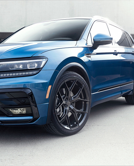 Фото дисков HF-5 Черный глянец на Volkswagen Tiguan II