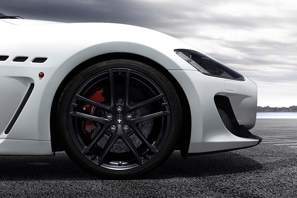 Фото дисков Maserati MC Черный сатин на Maserati GranTurismo I