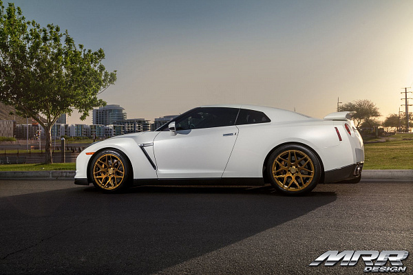 Фото дисков MRR FS01 Глянцевое золото на Nissan GT-R