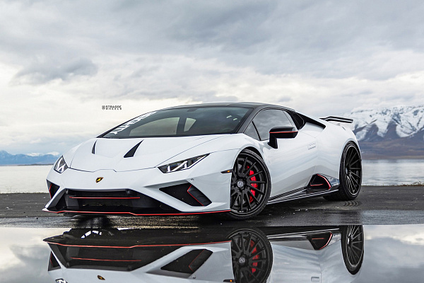 Фото дисков Strasse Wheels SV15T Deep Concave FS Черный матовый на Lamborghini Huracan