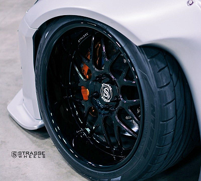 Фото дисков Strasse Wheels SV8 Signature на Nissan GT-R
