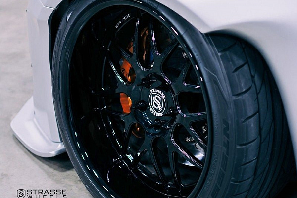 Фото дисков Strasse Wheels SV8 Signature Черный глянец на Nissan GT-R