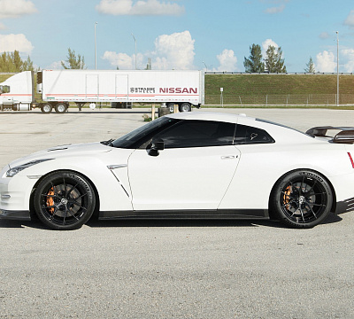 Фото дисков Strasse Wheels SM5R Deep Concave Monoblock на Nissan GT-R
