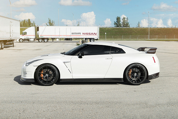 Фото дисков Strasse Wheels SM5R Deep Concave Monoblock Другой цвет на Nissan GT-R