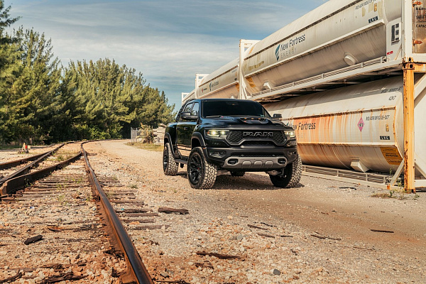 Фото дисков 4PLAY 4P83 Черный глянец на Ram 1500 V