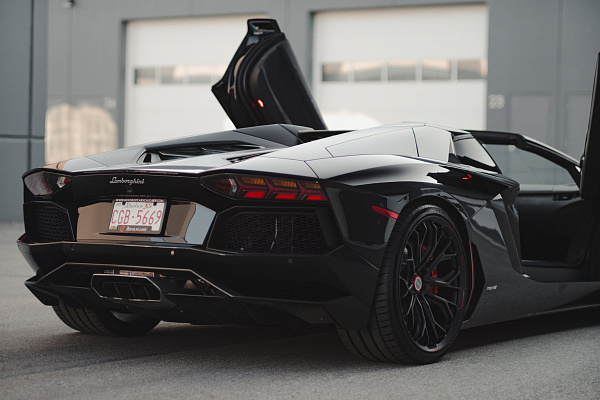 Фото дисков Brixton Forged PF10-RS Черный глянец на Lamborghini Aventador