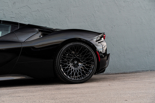 Фото дисков HRE 501M Черный глянец на Ferrari SF90