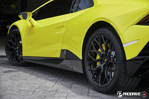 Фото дисков Vossen S17-01 Черный глянец на Lamborghini Huracan