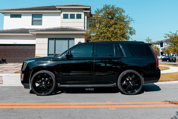 Фото дисков Strasse Wheels T8 Signature Черный глянец на Cadillac Escalade III