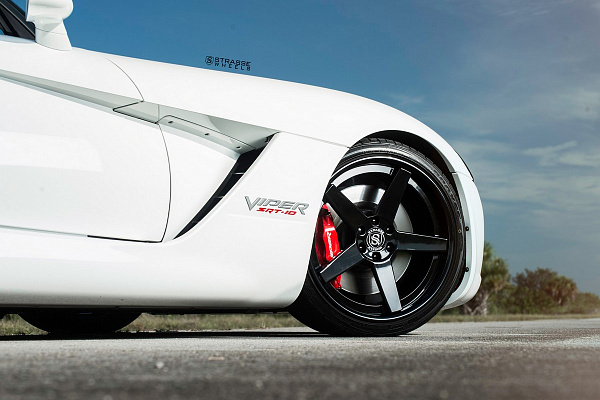 Фото дисков Strasse Wheels S5 Deep Concave Черный глянец на Dodge Viper