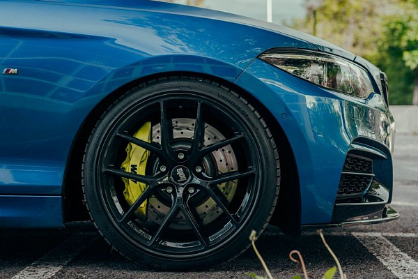 Фото дисков Bola FLE Черный глянец на BMW 2/M2 (F22/F87)