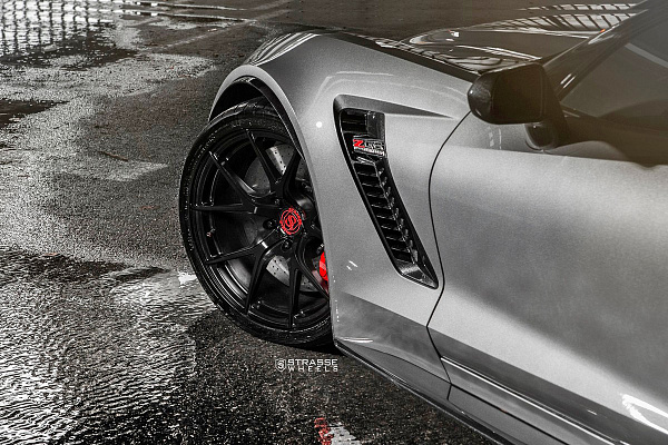 Фото дисков Strasse Wheels SM5R Deep Concave Monoblock Черный глянец на Chevrolet Corvette C7