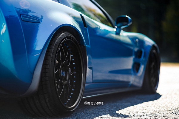 Фото дисков Strasse Wheels SV8 Signature Черный сатин на Chevrolet Corvette C6