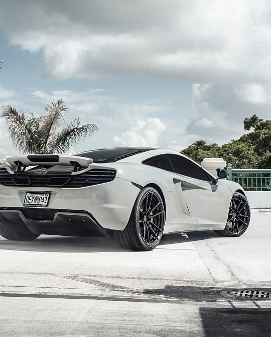 Фото дисков AN24 Черный глянец на McLaren 12C