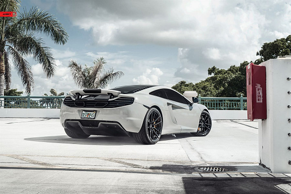 Фото дисков Anrky AN24 Черный глянец на McLaren 12C