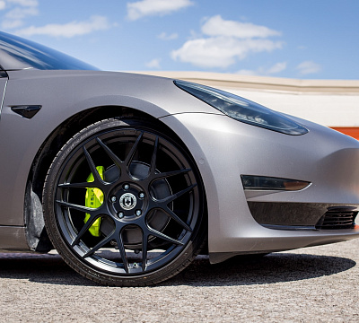 Фото дисков HRE FF01 на Tesla Model 3