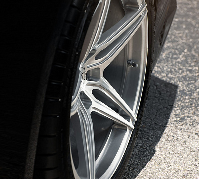 Фото дисков Strasse Wheels SV2 Deep Concave Monoblock на Nissan GT-R