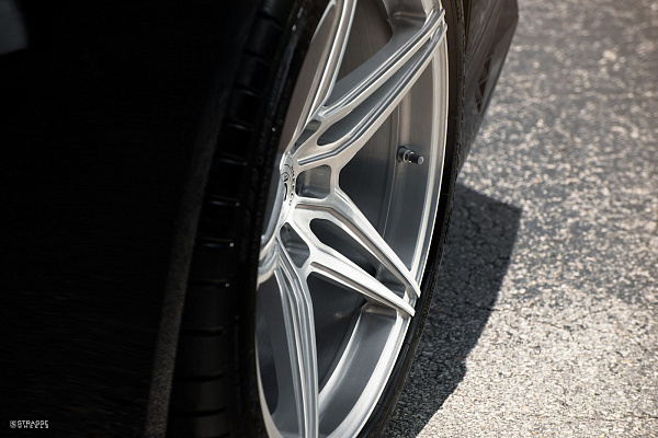 Фото дисков Strasse Wheels SV2 Deep Concave Monoblock Глянцевый лак на Nissan GT-R
