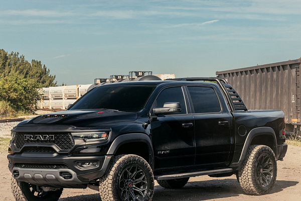 Фото дисков 4PLAY 4P83 Черный глянец на Ram 1500 V