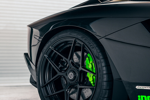 Фото дисков Brixton Forged PF7 Черный глянец на Lamborghini Aventador