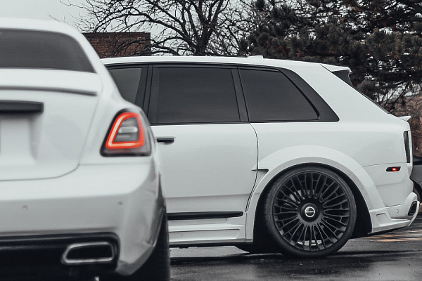 Фото дисков Brixton Forged LX01 Черный глянец на Rolls-Royce Cullinan