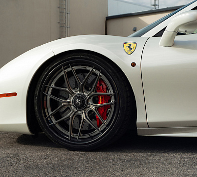 Фото дисков 1886 Wheels XR004 на Ferrari 488