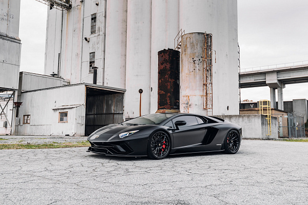 Фото дисков Brixton Forged TR05 Черный глянец на Lamborghini Aventador