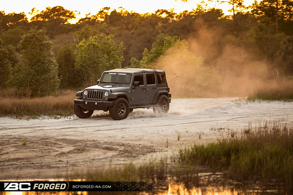 Фото дисков BC Forged RZ05 Сатиновая бронза на Jeep Wrangler III (JK)