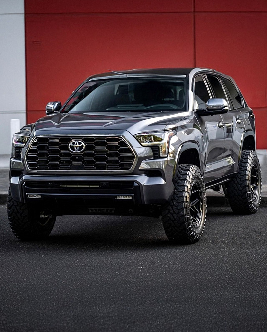 Фото дисков 4P55 Черный глянец на Toyota Sequoia III