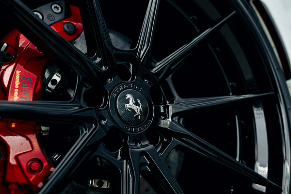 Фото дисков Strasse Wheels SV10 Deep Concave FS Черный глянец на Ferrari SF90