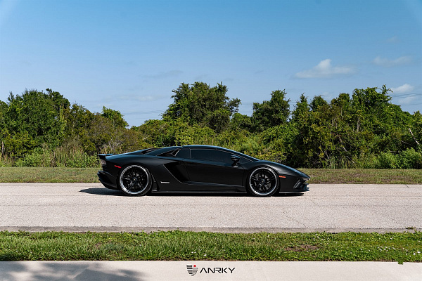 Фото дисков Anrky AN37 Черный глянец на Lamborghini Aventador