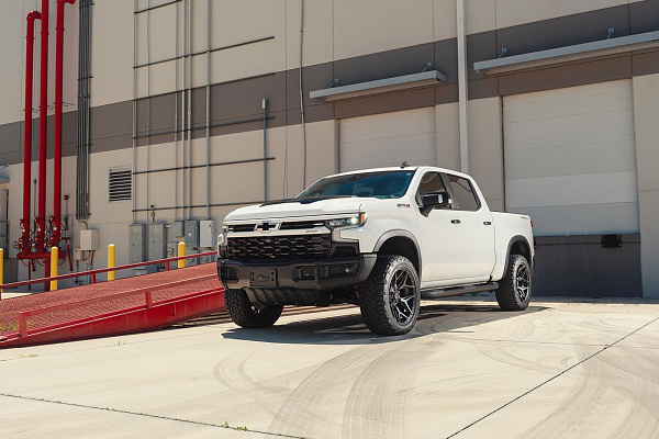Фото дисков 4PLAY 4P06 Черный сатин на Chevrolet Silverado IV