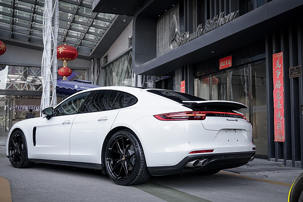 Фото дисков HRE P101 Черный глянец на Porsche Panamera II