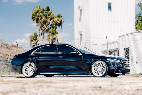 Фото дисков Strasse Wheels SV10M-RS Deep Concave FS Глянцевый лак на Mercedes-Benz S-Class (W223)
