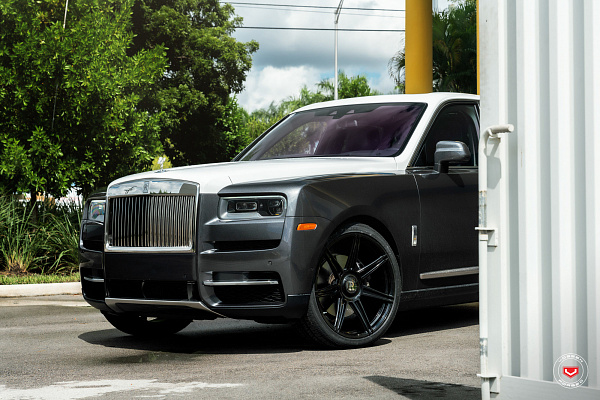 Фото дисков Vossen S17-11 Черный глянец на Rolls-Royce Cullinan