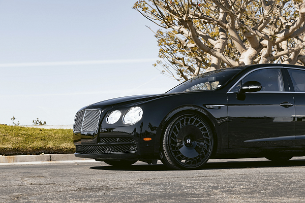 Фото дисков Rotiform CBU Черный глянец на Bentley Flying Spur III
