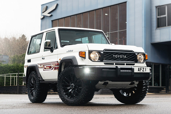 Фото дисков Kahn G22 DC Черный сатин на Toyota Land Cruiser 70