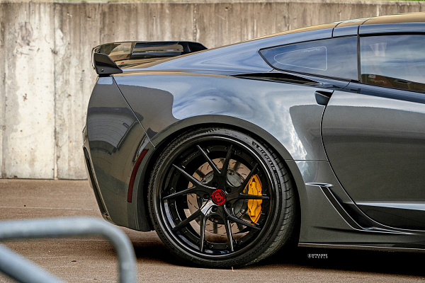 Фото дисков Strasse Wheels SM5RT Deep Concave FS Черный глянец на Chevrolet Corvette C7