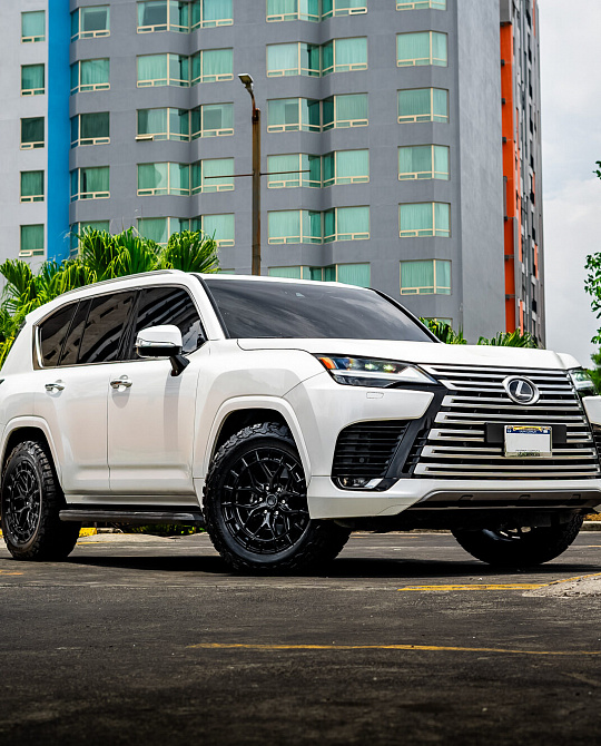 Фото дисков HFX-1 (6-Lug) Черный глянец на Lexus LX IV