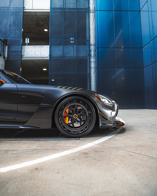 Фото дисков PF7 Aerotech Черный сатин на Mercedes-Benz AMG GT I