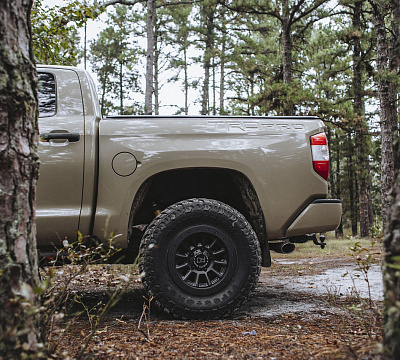 Фото дисков Black Rhino DUGGER на Toyota Tundra II