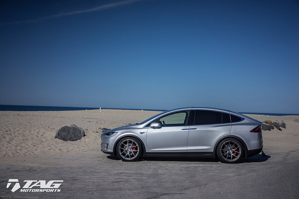 Фото дисков HRE P101 Сатиновый тонированный лак на Tesla Model X