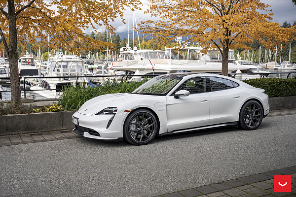 Фото дисков Vossen HF-5 Глянцевый графит на Porsche Taycan I