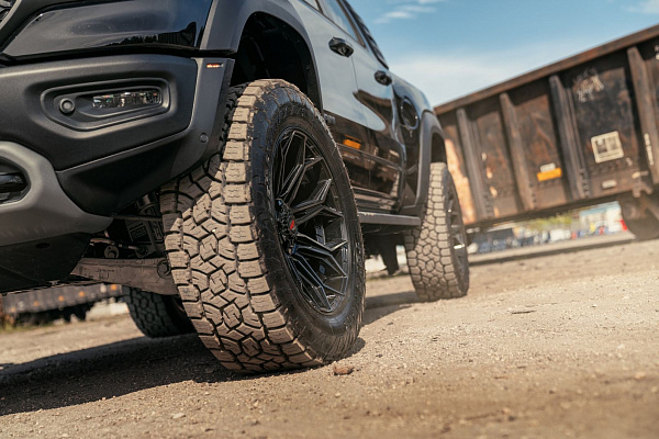 Фото дисков 4PLAY 4P83 Черный глянец на Ram 1500 V