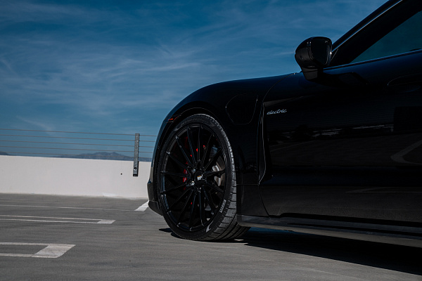 Фото дисков Savini BM16 Черный глянец на Porsche Taycan I